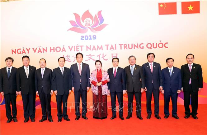 La présidente de l'AN vietnamienne Nguyen Thi Kim Ngan, le président du Comité permanent de l'Assemblée populaire nationale (APN) de Chine, Li Zhanshu et les délégués prennent la photo. 