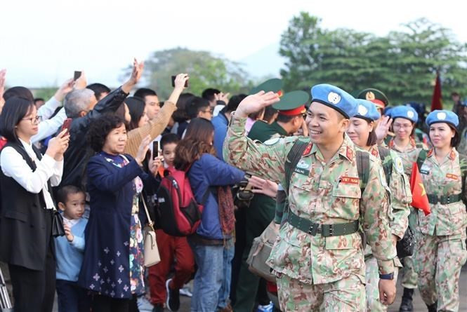 Des officiers et des soldats de l’hôpital de campagne du niveau 2 N° 2 lors de la cérémonie d'au revoir à leurs proches pour participer à la Mission de maintien de la paix des Nations Unies au Soudan du Sud.