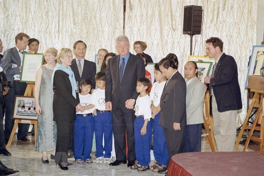 Le président américain Bill Clinton et son épouse rencontrent des victimes des bombes et mines de l'armée américaine laissées pendant la guerre au Vietnam, à l'occasion de sa visite officielle au Vietnam le 18 novembre 2000. Photo: Minh Dien/VNA