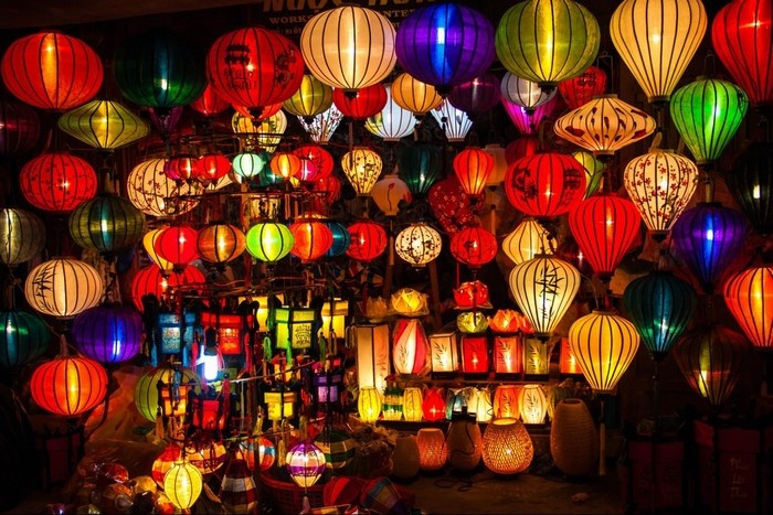 Les lampions colorés donnent une beauté spéciale à Hoi An