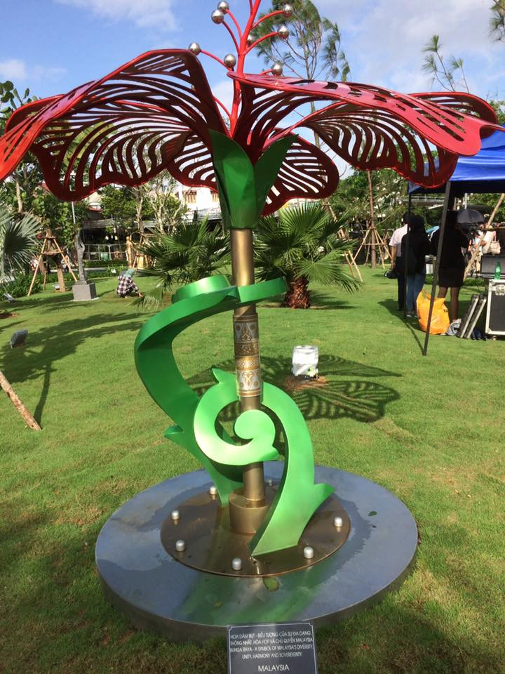 "Hibiscus - symbole de la diversité, de l'unité, de l'harmonie et de la souveraineté de la Malaisie", Malaisie.