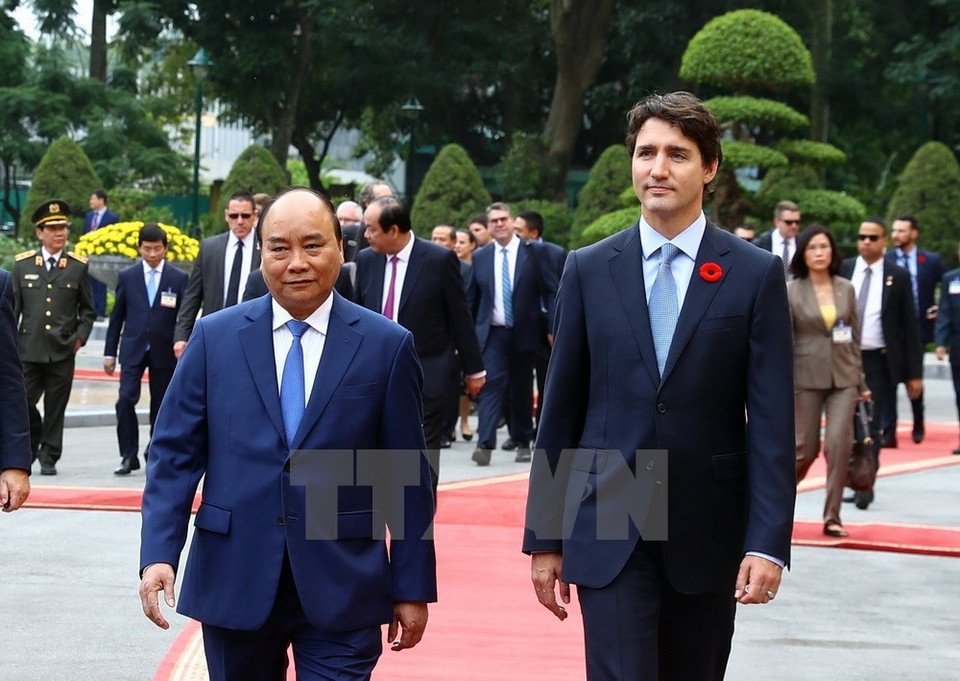 Le Premier ministre Nguyên Xuân Phuc et son homologue canadien à la cérémonie d'accueil.
