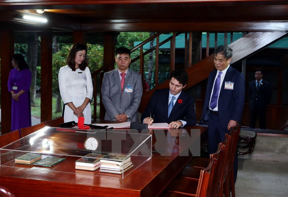 Le Premier ministre canadien écrit dans le registre du souvenir.