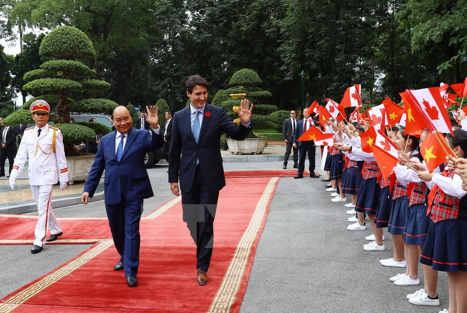 Le Premier ministre Nguyên Xuân Phuc (droite) et son homologue canadien à la cérémonie d'accueil.