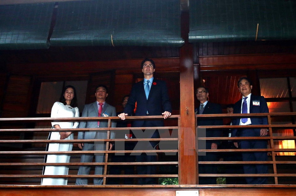 Le Premier ministre Justin Trudeau visite la maison sur pilotis de l'Oncle Ho 