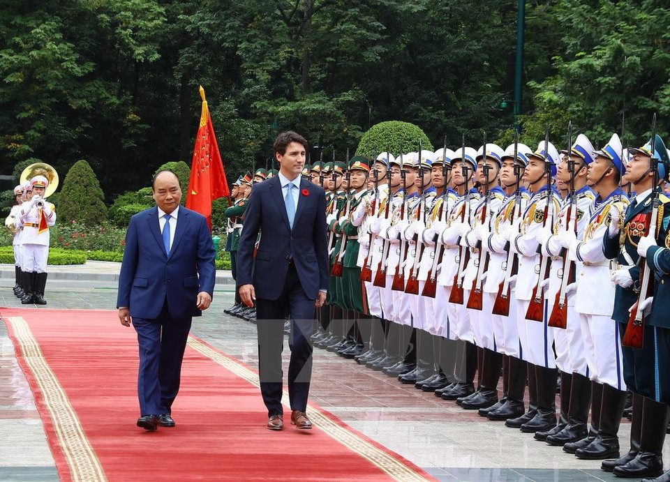 Les Premiers ministres Nguyên Xuân Phuc et Justin Trudeau passent en revue la garde d’honneur de l’Armée populaire du Vietnam.