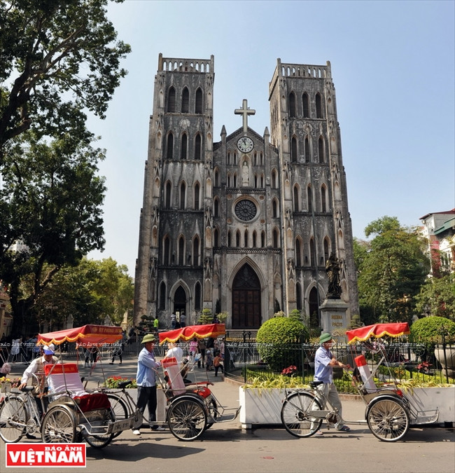 La cathédrale est aussi connue comme l’un des bâtiments les plus anciens de la capitale. Sa construction débuta en 1886 par les Français sous l'épiscopat de Mgr Paul-François Puginier (1835-1892). Elle fut inaugurée juste au Noël 1887. C'est l'église-mère de l’archidiocèse de Hanoi. 