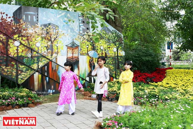 Les peintures murales 3D créent de nouveaux espaces dynamiques chaleureusement accueillis par les gens. Les murs décrépis retrouvent une nouvelle jeunesse. La peinture murale embellit les espaces de vie urbains.