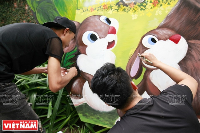 Fondé en 2012, le groupe «Yeux Viêt» rassemble de nombreux jeunes passionnés de «street art» (art urbain). Pham Van Thaï, un représentant du groupe : «Notre groupe veut amener la peinture murale dans tous les coins et espaces du Vietnam et laisser de belles ​impressions visuelles aux gens. C’est ce qui nous a poussés à choisir «Yeux Viêt» comme nom du groupe.»
