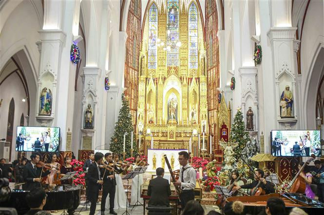 Un concert de Noël a eu lieu le 21 décembre à la Cathédrale St.Josheph à Hanoï. Il a été organisé par Maestoso - un groupe d'artistes vietnamiens talentueux qui ont étudié à l'étranger en coordination avec Inspirito School of Music et l'Orchestre symphonique national du Vietnam. Photo: VNA