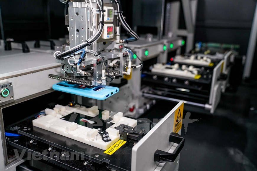 L'usine dispose également d'une zone d'essai indépendante avec entre autres entrepôts, chaînes de production et laboratoires séparés. L'usine VinSmart couvre une superficie de 14,8 ha dans le parc de haute technologie de Hoa Lac. La première phase de la construction s'est achevée en août 2019, avec une capacité de production de 23 millions de téléphones par an. La deuxième phase s'est achevée en octobre avec une capacité de 34 millions d'unités par an. Début 2020, l'usine a atteint sa capacité finale de 125 millions d'unités. En plus des téléphones, VinSmart investira dans la construction d'usines pour fabriquer des produits intelligents tels que les téléviseurs intelligents. Photo: VietnamPlus