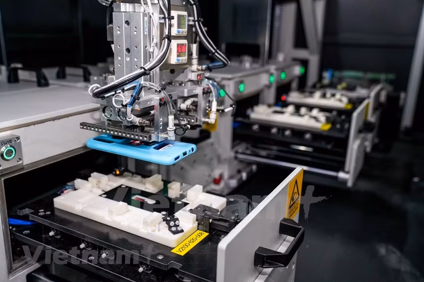 L'usine dispose également d'une zone d'essai indépendante avec entre autres entrepôts, chaînes de production et laboratoires séparés. L'usine VinSmart couvre une superficie de 14,8 ha dans le parc de haute technologie de Hoa Lac. La première phase de la construction s'est achevée en août 2019, avec une capacité de production de 23 millions de téléphones par an. La deuxième phase s'est achevée en octobre avec une capacité de 34 millions d'unités par an. Début 2020, l'usine a atteint sa capacité finale de 125 millions d'unités. En plus des téléphones, VinSmart investira dans la construction d'usines pour fabriquer des produits intelligents tels que les téléviseurs intelligents. Photo: VietnamPlus