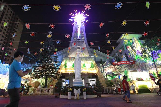 Chaque coin de Hô Chi Minh-Ville est décoré de pins, de crèches et de lumières scintillantes pour célébrer Noël 2020. Sur la photo: Une église d'An Binh dans le 8e arrondissement. Photo: VNA
