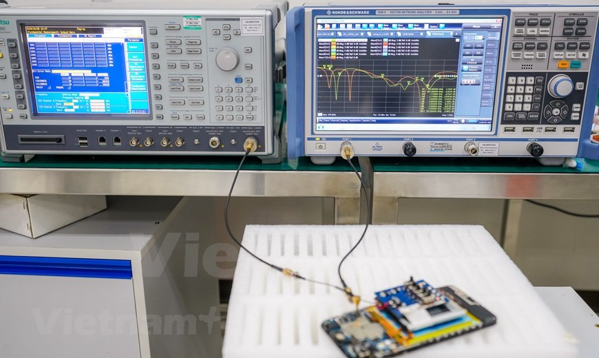 L'un des traits notables de la chaîne de production est un certain nombre de robots qui ajustent automatiquement les paramètres des produits tels que les ondes et le réseau sans fil au même niveau que le système. Les téléphones qui ont réussi les tests du système robotique passent à l'étape suivante. Ceux qui ont des erreurs iront à la division d'inspection. Les téléphones Vsmart seront reconnus selon la norme internationale de limite de qualité d'acceptation (AQL) émise par l'Organisation internationale de normalisation (ISO), définie comme le «niveau de qualité le plus défavorable». Il représente le nombre maximum d'unités défectueuses, au-delà duquel un lot est rejeté. Photo: VietnamPlus 