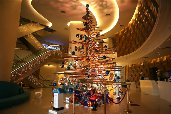 Un arbre de Noël en bambou exposé à l'hôtel Novotel de Da Nang. Photo: VNA
