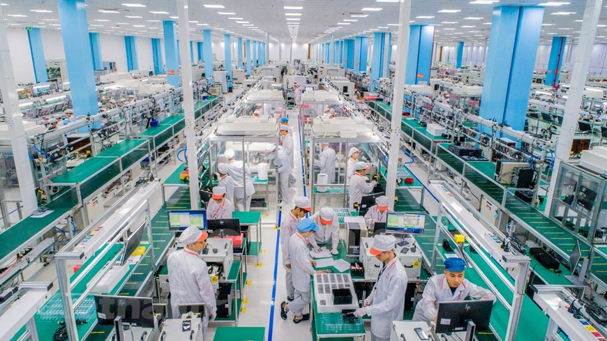 Plus d'un an depuis que VinSmart a inauguré son complexe de fabrication de produits électroniques dans le parc de haute technologie de Hoa Lac (district de Thach That, à Hanoï), ce dernier est devenu l'une des plus grandes usines de fabrication et de test de smartphones au Vietnam. VinSmart, une filiale du conglomérat Vingroup, fait désormais partie des trois entreprises avec une part de marché domestique de plus de 15%. VinSmart a lancé ses quatre premiers smartphones Vsmart en décembre 2018 après avoir acquis les brevets du fabricant espagnol de produits électroniques BQ dont le groupe vietnamien détient 51% de parts. À ce jour, la société a lancé 12 téléphones, cinq téléviseurs intelligents et a étendu ses marchés au Myanmar et en Russie. Photo: VietnamPlus