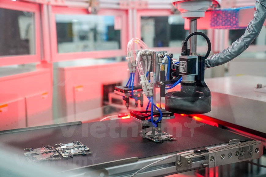 Dans l'usine, des milliers de robots interconnectés sont responsables de l'assemblage et de la production, minimisant la main-d'œuvre et les erreurs. En juillet dernier, Vinsmart a annoncé le succès du développement de son smartphone Vsmart Aris 5G. VinSmart est la première entreprise vietnamienne à produire avec succès un terminal prenant en charge la technologie 5G. Vsmart Aris 5G est le résultat d'une collaboration entre Qualcomm et VinSmart. Produit haut de gamme, il possède des fonctionnalités avancées uniques telles qu’un cadre métallique monolithique. Il prend en charge le réseau 5G Sub 6 GHz et dispose d’une puce de sécurité quantique intégrée. Doté de la puce électronique Snapdragon 765 avancée, ses performances et sa capacité sont garanties d’être exceptionnelles. Photo : VietnamPlus