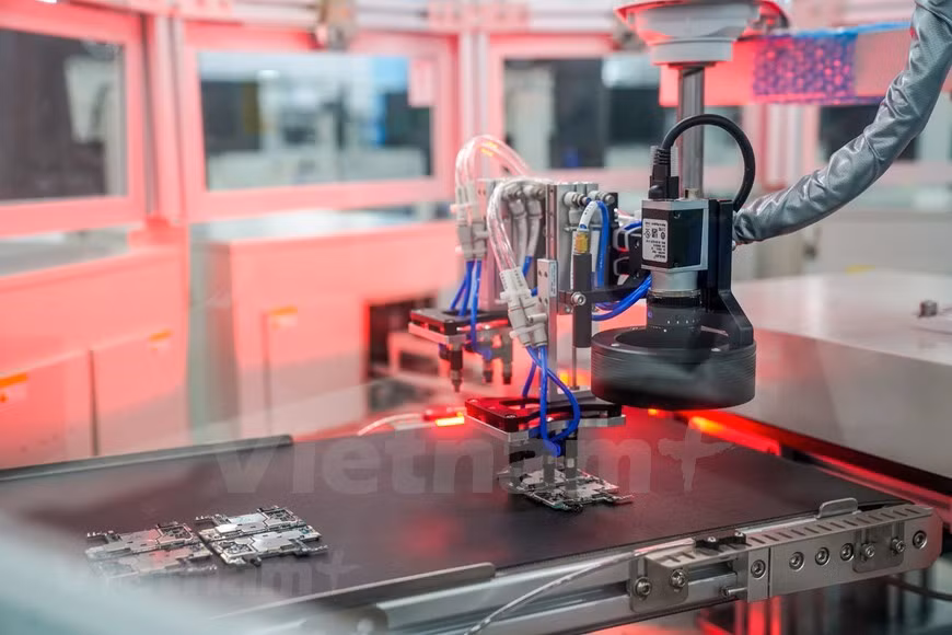 Dans l'usine, des milliers de robots interconnectés sont responsables de l'assemblage et de la production, minimisant la main-d'œuvre et les erreurs. En juillet dernier, Vinsmart a annoncé le succès du développement de son smartphone Vsmart Aris 5G. VinSmart est la première entreprise vietnamienne à produire avec succès un terminal prenant en charge la technologie 5G. Vsmart Aris 5G est le résultat d'une collaboration entre Qualcomm et VinSmart. Produit haut de gamme, il possède des fonctionnalités avancées uniques telles qu’un cadre métallique monolithique. Il prend en charge le réseau 5G Sub 6 GHz et dispose d’une puce de sécurité quantique intégrée. Doté de la puce électronique Snapdragon 765 avancée, ses performances et sa capacité sont garanties d’être exceptionnelles. Photo : VietnamPlus