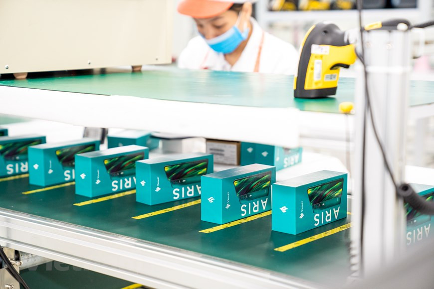 En juillet dernier, Vinsmart a annoncé le succès du développement de son smartphone Vsmart Aris 5G. VinSmart est la première entreprise vietnamienne à produire avec succès un terminal prenant en charge la technologie 5G. Vsmart Aris 5G est le résultat d'une collaboration entre Qualcomm et VinSmart. Produit haut de gamme, il possède des fonctionnalités avancées uniques telles qu’un cadre métallique monolithique. Il prend en charge le réseau 5G Sub 6 GHz et dispose d’une puce de sécurité quantique intégrée. Doté de la puce électronique Snapdragon 765 avancée, ses performances et sa capacité sont garanties d’être exceptionnelles.Vsmart Aris 5G est le premier appareil au monde à utiliser une plate-forme modulaire qui permet une conception matérielle flexible, accélère le temps de développement du produit et prend en charge la plupart des bandes de fréquences utilisées sur l’ensemble de la planète. Photo: Vietnamplus