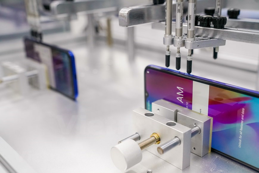 L'un des tests concerne la durabilité du clavier physique à travers des robots, qui est effectué 200.000 fois. Ce n'est que si le clavier fonctionne normalement après tous les tests que le produit est autorisé à être mis en vente. Il y a peu de temps après leur apparition sur le marché, de nombreuses revues informatiques internationales telles que PC Mag (Royaume-Uni), XDA, Kr-Asia... ont analysé l’avenir des smartphones vietnamiens de la société VinSmart. Le site technologique XDA a souligné que VinSmart s’apprête à vendre les premiers smartphones 5G «made by Vietnam» aux Etats-Unis en 2021, juste après avoir signé un contrat de production de 2 millions de smartphones pour un opérateur américain en novembre 2020. Selon une enquête de Bloomberg, il est possible que le partenaire de VinSmart dans cette opération soit AT&amp;T. Photo: Vietnamplus