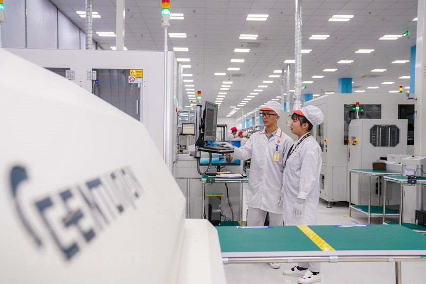 Dans la première phase, la zone de production a une capacité de 23 millions de produits par an. Vingroup a créé la société VinSmart avec un capital agréé de trois billions de dongs (environ 132 millions dollars) et sa capitalisation boursière s'élève actuellement à environ 16 milliards de dollars. VinSmart opérera dans deux domaines majeurs: la fabrication d'équipements électroniques et la recherche, l'expérimentation et l'application de l'intelligence artificielle (IA), de l'automatisation et des nouveaux matériaux généraux. Il s'engage pour une créativité et une innovation progressives dans l'organisation d'un écosystème technologique intégré, afin d'apporter une vie moderne et meilleure aux citoyens vietnamiens et du monde. Photo: VietnamPlus