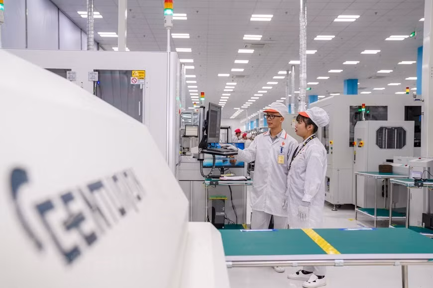 Dans la première phase, la zone de production a une capacité de 23 millions de produits par an. Vingroup a créé la société VinSmart avec un capital agréé de trois billions de dongs (environ 132 millions dollars) et sa capitalisation boursière s'élève actuellement à environ 16 milliards de dollars. VinSmart opérera dans deux domaines majeurs: la fabrication d'équipements électroniques et la recherche, l'expérimentation et l'application de l'intelligence artificielle (IA), de l'automatisation et des nouveaux matériaux généraux. Il s'engage pour une créativité et une innovation progressives dans l'organisation d'un écosystème technologique intégré, afin d'apporter une vie moderne et meilleure aux citoyens vietnamiens et du monde. Photo: VietnamPlus
