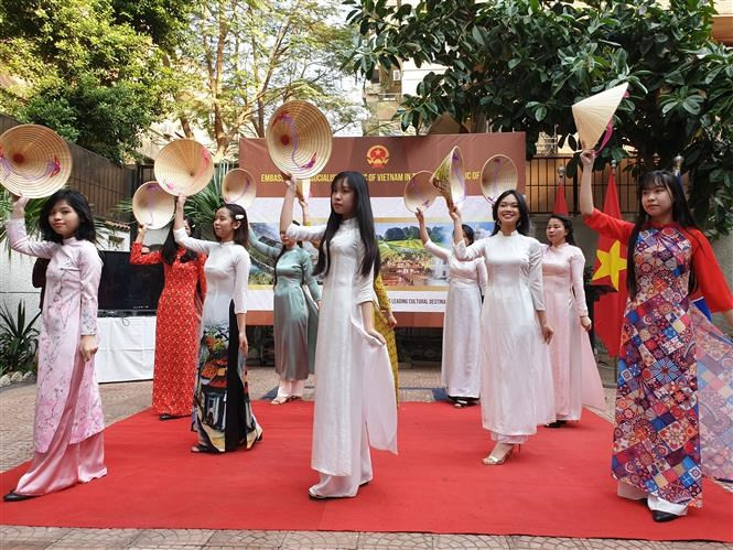 Dans le cadre de l'exposition, des numéros d'arts traditionnels vietnamiens tels qu'une danse au chapeau conique (non la)...