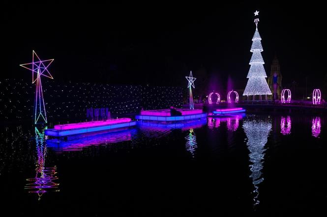 Les paroissiens dans la province de Nghe An ont conçu et réalisé de nombreuses œuvres uniques, montrant leur créativité et leur ingéniosité pour apporter une saison de Noël paisible et chaleureuse. Sur la photo: la paroisse de Nghi Loc dans la commune de Dien Hanh, district de Dien Chau, est considérée comme ayant les œuvres les plus belles de Nghe An. Photo: VNA