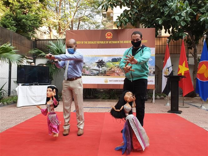 ...et un spectacle de marionnettes égyptiennes par des artistes locaux, ont été également présentés.