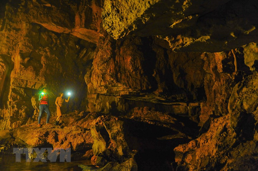 Dans les grottes les plus en altitude ont été trouvées des traces d’activités humaines remontant à 30.000 ans. 