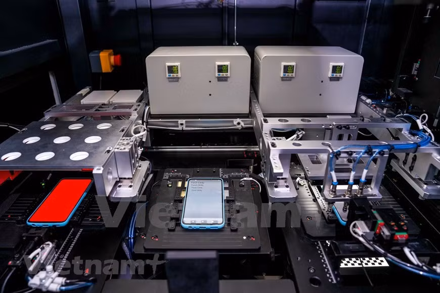 Avant d'être mis sur le marché, les téléphones Vsmart devront passer des centaines de tests pour vérifier leur durabilité dans des systèmes de laboratoire spécialisés. Les téléphones Vsmart représentent désormais 16,7% du marché vietnamien des smartphones à peine 15 mois depuis leur lancement. Les informations ont été publiées par la société mondiale d'études de marché GfK, qui a noté que les smartphones Vsmart dominaient le segment des téléphones populaires, au prix d’un à trois millions de dongs (42 à 127 dollars). Le téléphone Vsmart Joy 3 a réalisé une croissance révolutionnaire avec des ventes record de 12.000 téléphones dans les 14 premières heures de son lancement. Les produits Vsmart présentent certaines des meilleures fonctionnalités dans leur gamme de prix. Photo: VietnamPlus