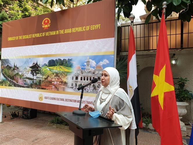 Lors du vernissage de l'exposition, la manipulatrice égyptienne de marionnettes, May Mohab, a rappelé les souvenirs de son voyage au Vietnam pour des études sur les marionnettes. 