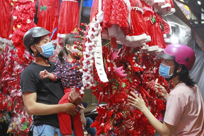 De nombreuses familles viennent dans les magasins dans la rue Hai Thuong Lan Ong pour acheter des articles de décoration pour Noël. Photo: VNA