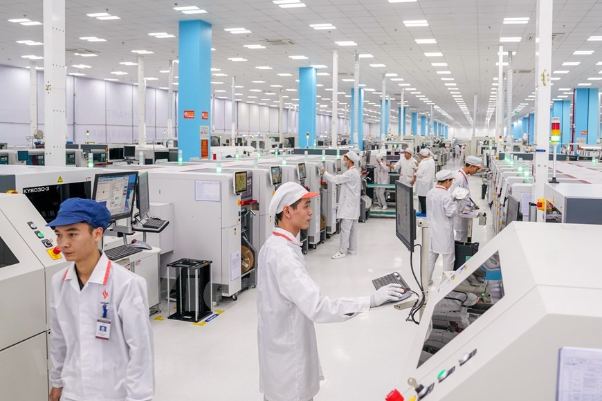 Le complexe couvre une superficie de près de 14,8 hectares et a une capacité totale de 125 millions d'appareils par an. Un représentant de VinSmart a déclaré que le taux de localisation des téléphones de la société augmenterait à 60% et que VinSmart s'attendait à prendre une part de marché de 30% d'ici la fin de cette année. La société a lancé de nombreux nouveaux modèles avec des promotions spéciales. Par exemple, à la fin de l'année dernière, Vsmart Live a été vendu à des remises allant jusqu'à 50% pour gagner des parts de marché. Les distributeurs de téléphones mobiles ont déclaré que VinSmart augmentait progressivement sa part de marché. Selon The Gioi Di Dong, Vsmart s'est classé troisième en termes de ventes dans le segment des moins de quatre millions de dongs en raison de ses prix attractifs. Photo: VietnamPlus