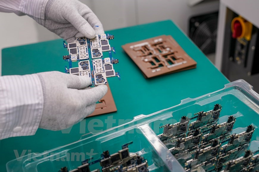 L'usine adhère strictement aux normes internationales pour les usines de fabrication d'électronique et de télécommunications. L'environnement de production est entièrement contrôlé en termes de température, d'humidité, de contrôle des décharges électrostatiques et de qualité de l'air. VinSmart a déclaré que la société avait choisi la 5G comme son projet stratégique dans l'espoir que les consommateurs vietnamiens bénéficieront d'un accès rapide aux technologies les plus avancées au monde. La technologie de VinSmart est développée grâce à une coopération étroite avec les plus grandes entreprises technologiques du monde telles que Qualcomm, Google, ArcSoft et DxO pour inclure les technologies les plus avancées dans le domaine des appareils intelligents. Sur la conception des produits, VinSmart coopère avec un certain nombre de designers et d'ODM (fabricants de conception originale). Photo: VietnamPlus