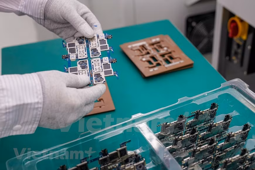 L'usine adhère strictement aux normes internationales pour les usines de fabrication d'électronique et de télécommunications. L'environnement de production est entièrement contrôlé en termes de température, d'humidité, de contrôle des décharges électrostatiques et de qualité de l'air. VinSmart a déclaré que la société avait choisi la 5G comme son projet stratégique dans l'espoir que les consommateurs vietnamiens bénéficieront d'un accès rapide aux technologies les plus avancées au monde. La technologie de VinSmart est développée grâce à une coopération étroite avec les plus grandes entreprises technologiques du monde telles que Qualcomm, Google, ArcSoft et DxO pour inclure les technologies les plus avancées dans le domaine des appareils intelligents. Sur la conception des produits, VinSmart coopère avec un certain nombre de designers et d'ODM (fabricants de conception originale). Photo: VietnamPlus