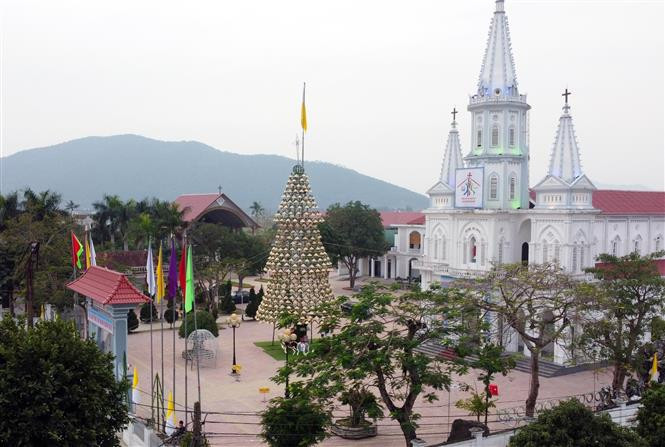##s###Des paroissiens à Bo Son, commune de Nghi Van, district de Nghi Loc, province de Nghe An, ont fabriqué un arbre de Noël de près de 21 m de haut, à partir de plus de 1000 chapeaux coniques et de plus 1000 ampoules et petites boules. Photo: VNA