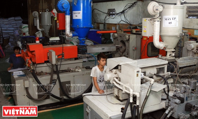 La société Song Nam veille à optimiser sa production via des machines industrielles modernes, qui permettent une bonne productivité et une bonne qualité. Les produits sont utilisés dans la fabrication de portes d’entrée en plastique et en aluminium, de produits électroniques, de produits mécaniques, dans les industries automobiles et moto, la construction navale, les chemins de fer…. Les accessoires de fixation industriels de Song Nam ont été testés dans les pires conditions climatiques, avant d’être produits en série.