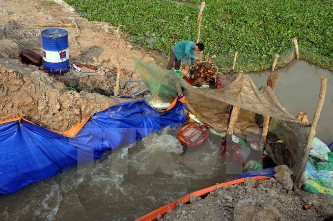 Le pompage de l’eau dans la zone humide de Lang Sen, 7e site Ramsar du Vietnam, dans le district de Tan Hung, province de Long An (delta du Mékong). 