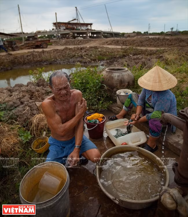 Nguyên Van Tu (hameau de Xeo Quao A, commune de Nam Thai, district d’An Biên, province de Kien Giang) doit creuser jusqu'à 90m de profondeur pour rechercher de l'eau.