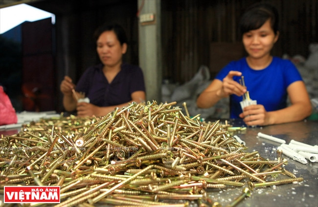Les boulons, vis et attaches de Song Nam sont solides et résistants au climat tropical.