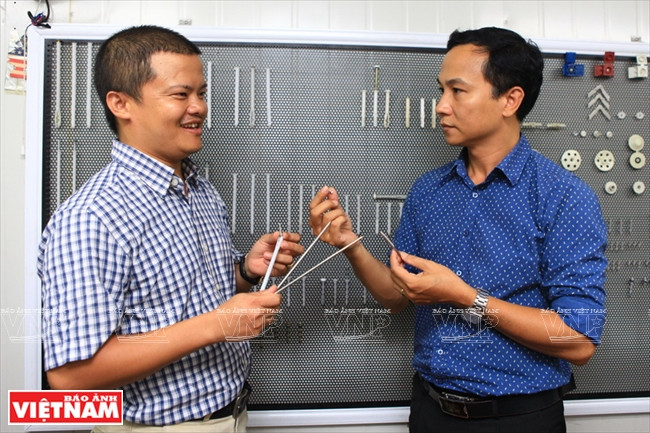 Pham Trung Hiêu (à gauche), directeur général et fondateur de la société Song Nam. Les produits de Song Nam sont fabriqués en série avec une bonne qualité.