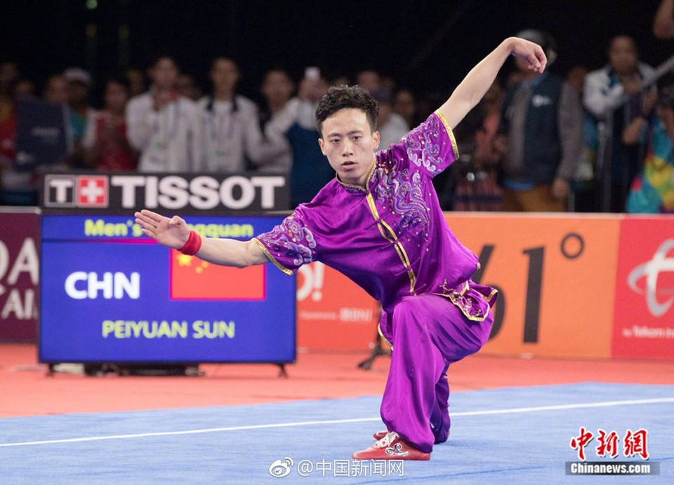 L'athlète chinois de wushu Sun Peiyuan qui a remporté la première médaille d'or aux 18es Jeux asiatiques. Photo: chinanews.com
