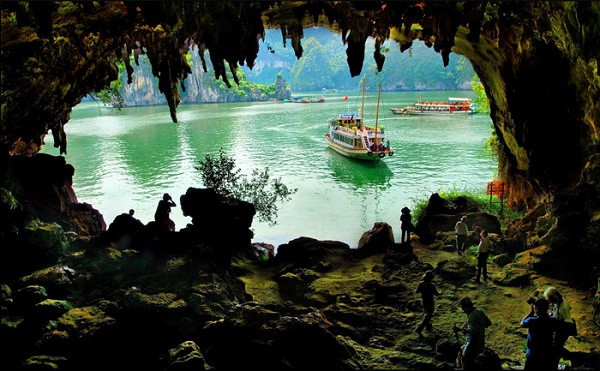 ''La grotte de Bô Nâu, Ha Long''.