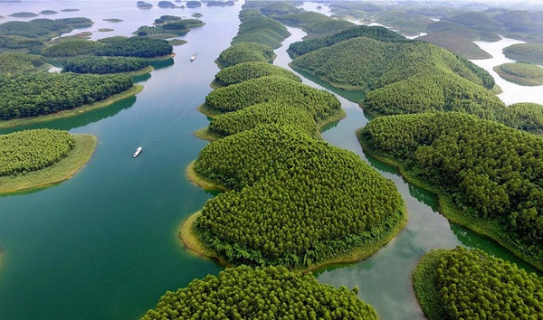 ''Thác bà – La baie de Ha Long depuis la montagne''. 