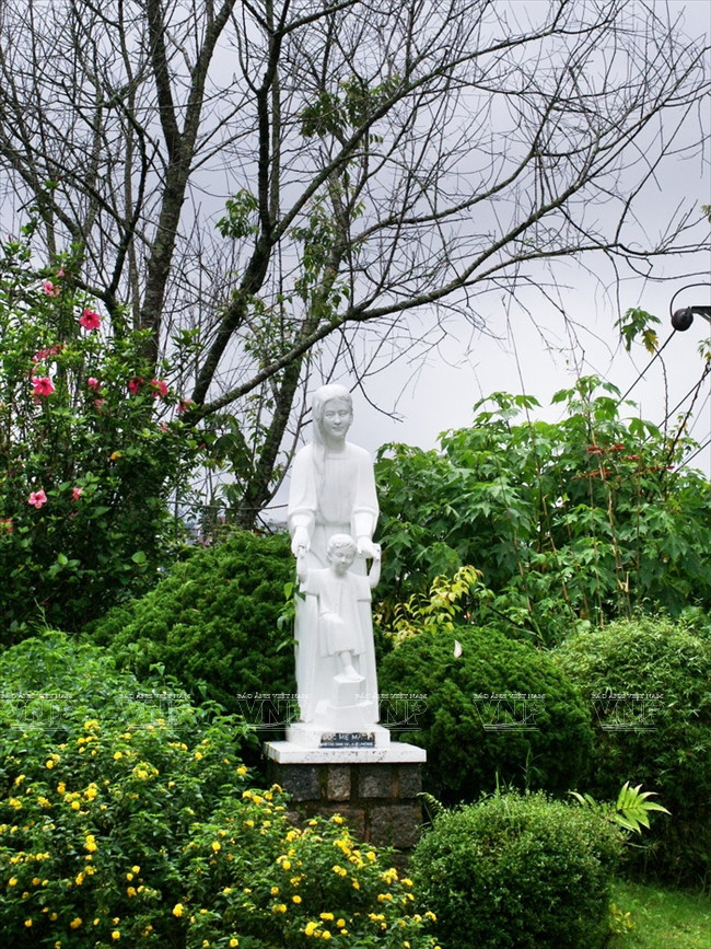 Statue de la Vierge Marie et de Jésus.