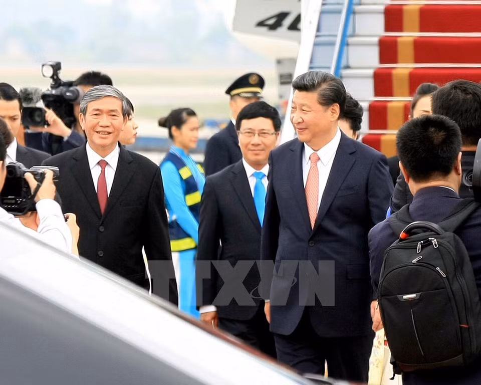 Dinh The Huynh, membre du Bureau politique, secrétaire du Comité central et chef de la Commission de sensibilisation et d'éducation du Comité central du PCV, et le vice-Premier ministre et ministre des Affaires étrangères Pham Binh Minh, sont venus à l'aéroport de Noi Bai pour accueillir le président chinois Xi Jinping.