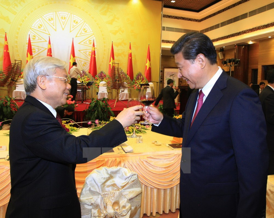Nguyen Phu Trong et Xi Jiping portent un toast à l'amitié entre les deux pays.