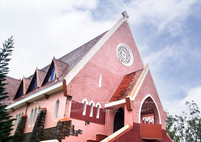 L’architecture de la cathédrale Domaine de Marie est inspirée du style classique européen du XVIIe siècle.