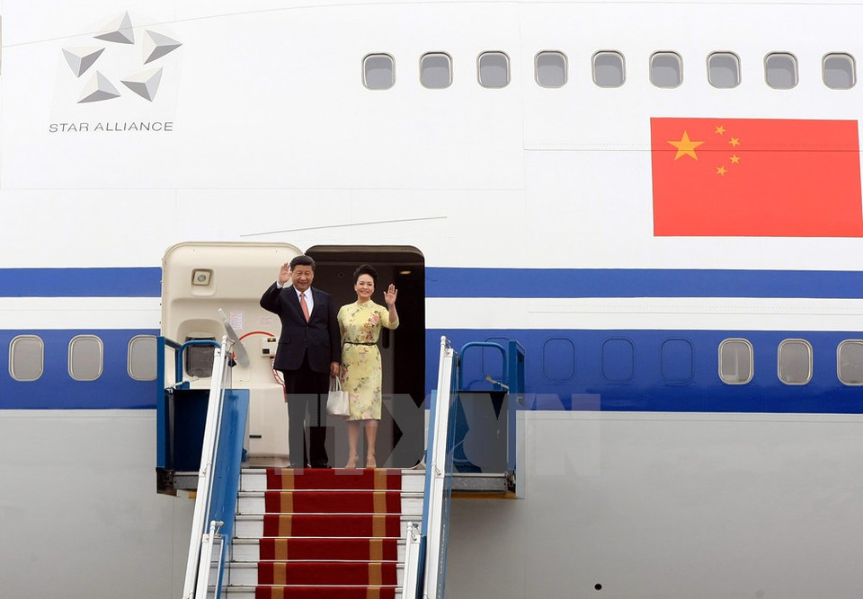 Le secrétaire général du Comité central du Parti communiste chinois et président de la République populaire de Chine, Xi Jinping, et son épouse, sont arrivés à l'aéroport international de Noi Bai pour une visite d’État au Vietnam. 